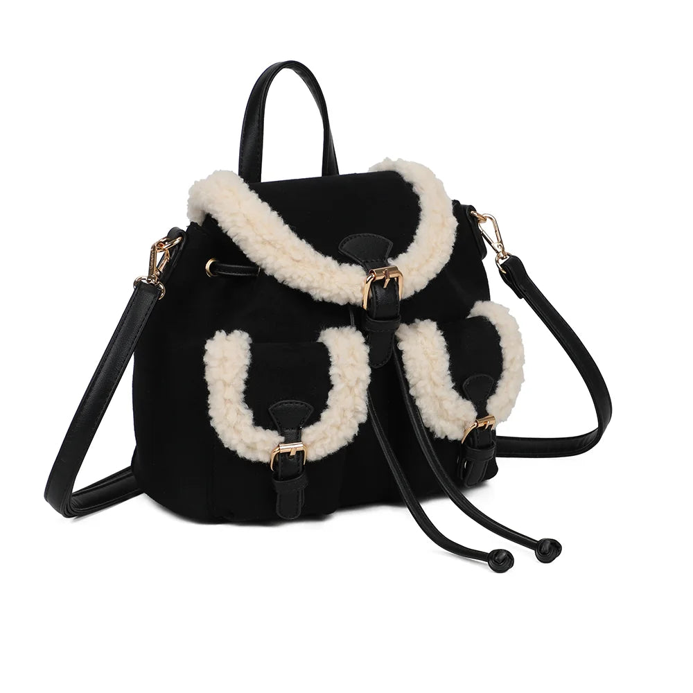 Le Sherpa noir vu de trois quarts : rabat bordé effet mouton, boucles dorées et lien de serrage – réf. A-9174
