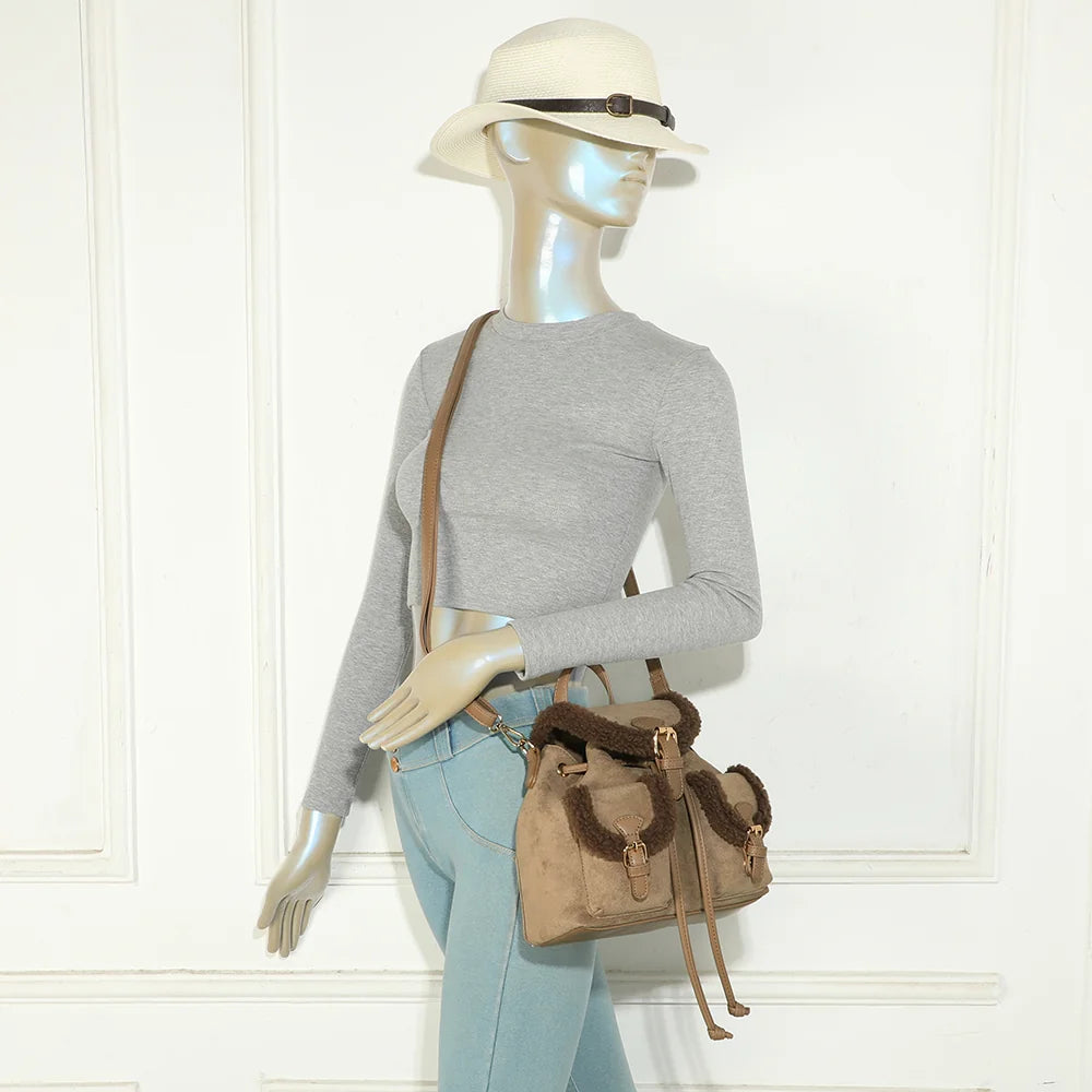 Le Sherpa taupe foncé porté par une femme, bandoulière amovible et bordures douces effet mouton – réf. A-9174