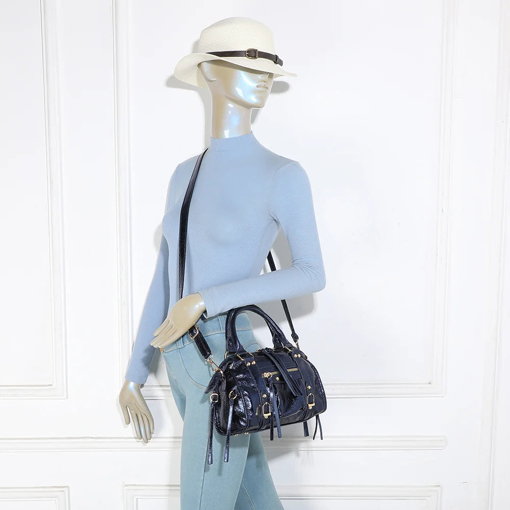 Le Skyla Brillant bleu foncé porté par une femme, en main ou en crossbody avec sa bandoulière – réf. Z-1979-A