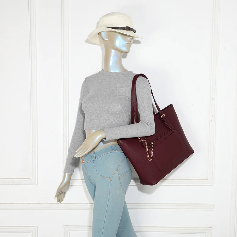 Sac cabas Le Solaro bordeaux porté à l’épaule par une femme grâce à ses longues anses de 26 cm – réf. R-2080