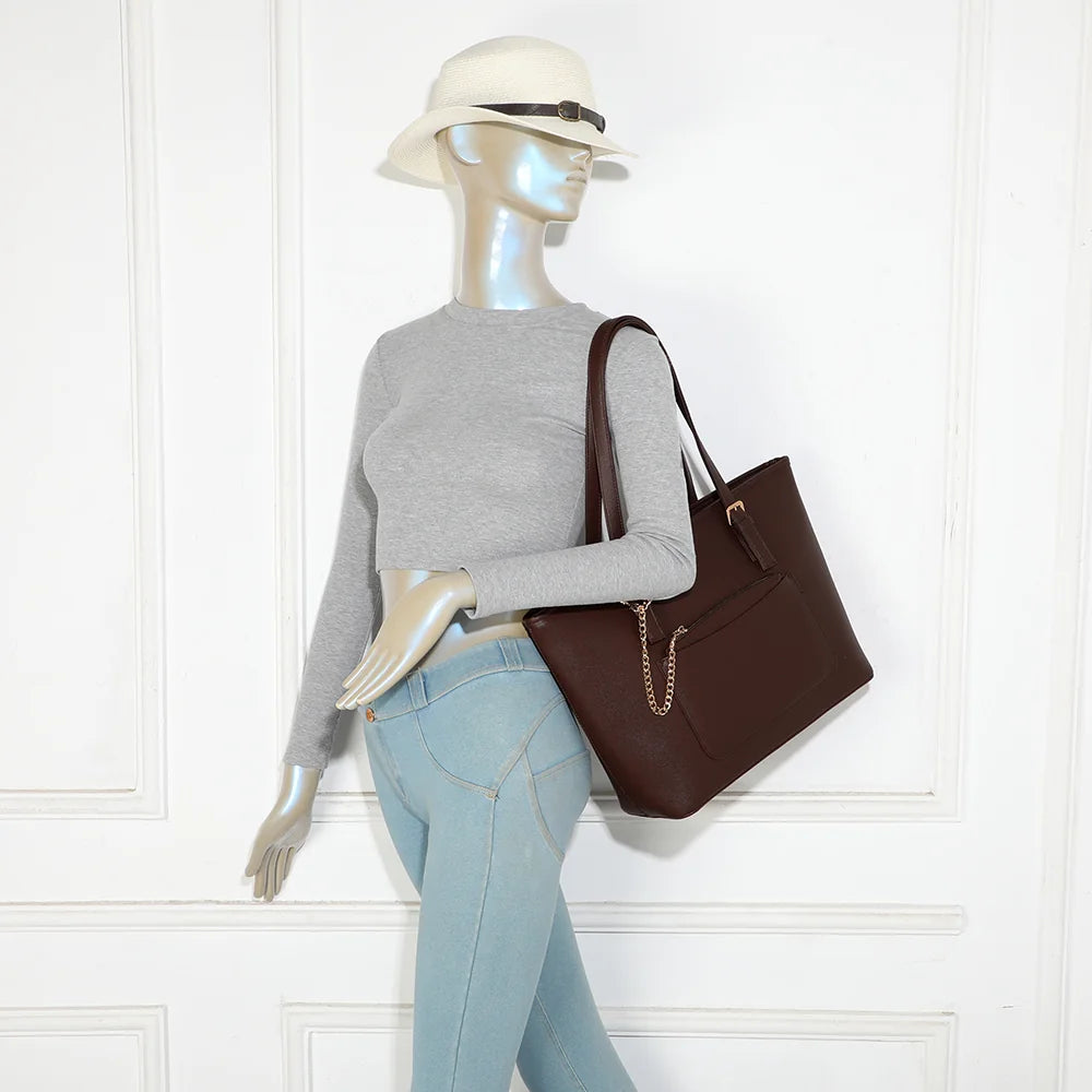Sac cabas Le Solaro café porté à l’épaule par une femme grâce à ses longues anses de 26 cm – réf. R-2080