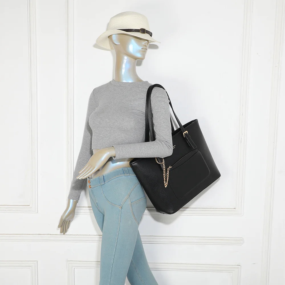 Sac cabas Le Solaro noir porté à l’épaule par une femme grâce à ses longues anses de 26 cm – réf. R-2080