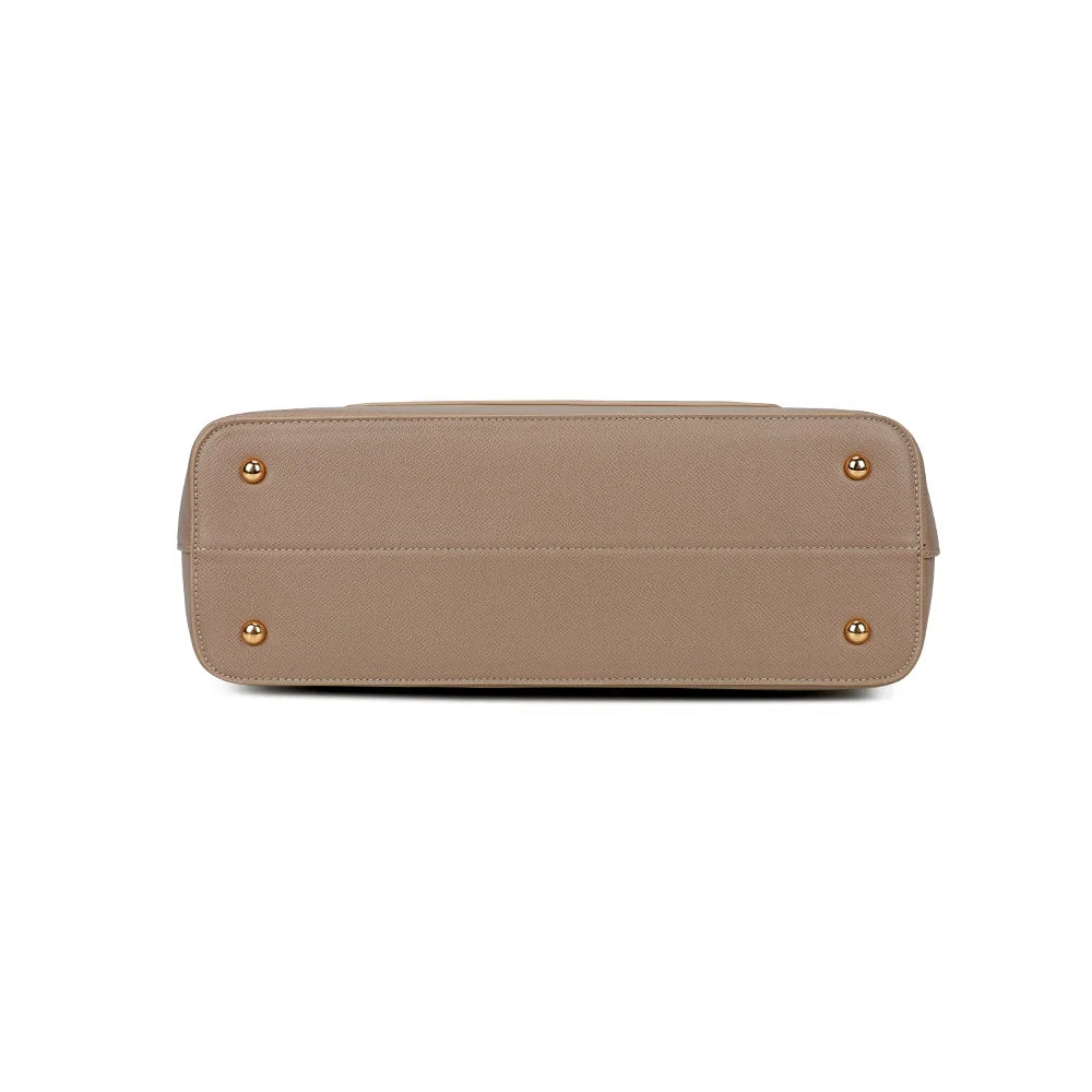 Dessous du sac Le Solaro taupe, vue de la base de ce grand cabas au format généreux – réf. R-2080