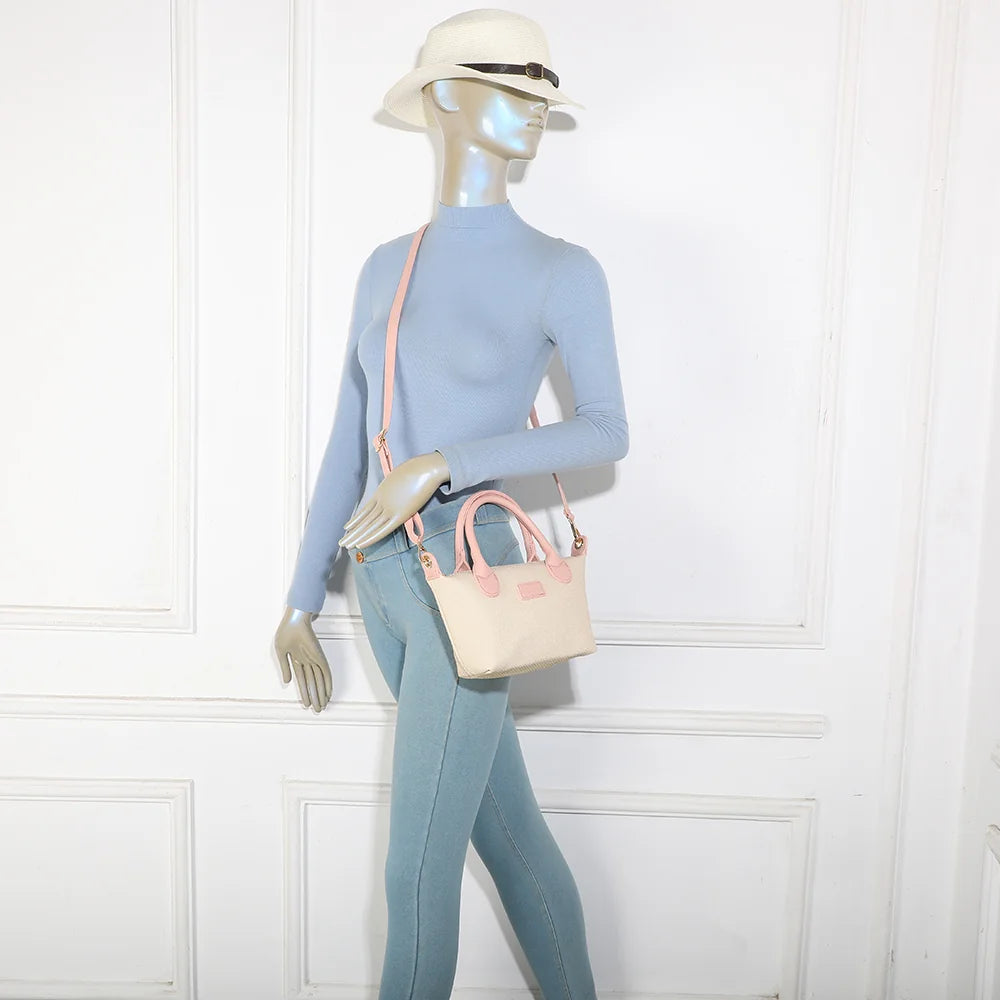 Le Soléa beige/rose porté par une femme, à la main ou en bandoulière croisée grâce à sa sangle amovible – réf. Z-05-5