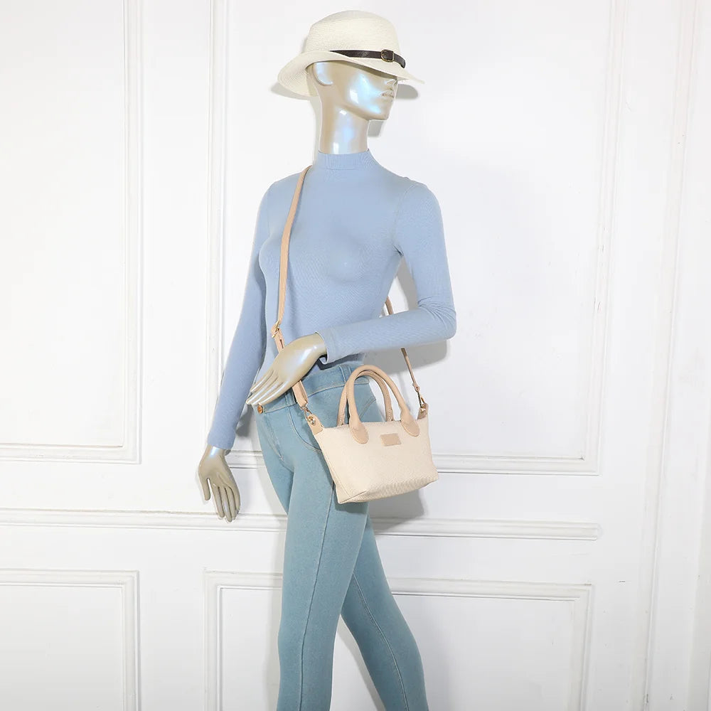 Le Soléa beige/taupe porté par une femme, à la main ou en bandoulière croisée grâce à sa sangle amovible – réf. Z-05-5