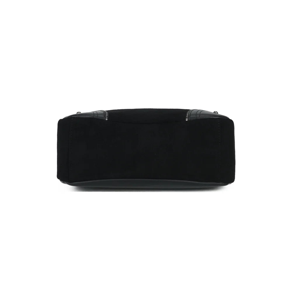 Dessous du Songe noir, entouré des empiècements d’angle à l’aspect lisse et de leurs rivets – réf. Z-83095