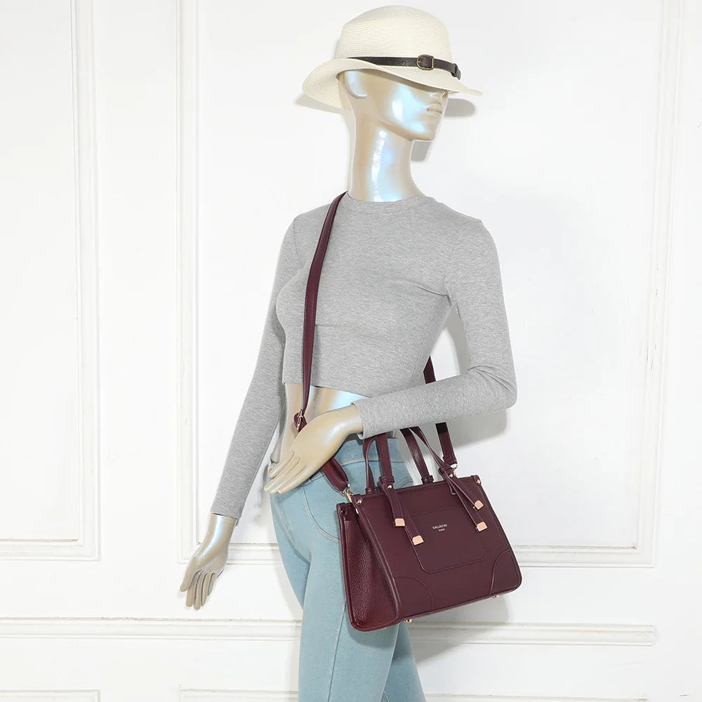 Sac à main femme Le Soranio bordeaux porté, format compact avec anses et bandoulière amovible – réf. R-2082