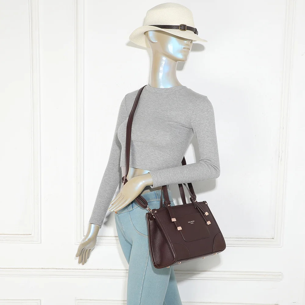 Sac à main femme Le Soranio café porté, format compact avec anses et bandoulière amovible – réf. R-2082