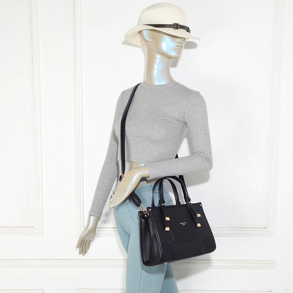 Sac à main femme Le Soranio noir porté, format compact avec anses et bandoulière amovible – réf. R-2082