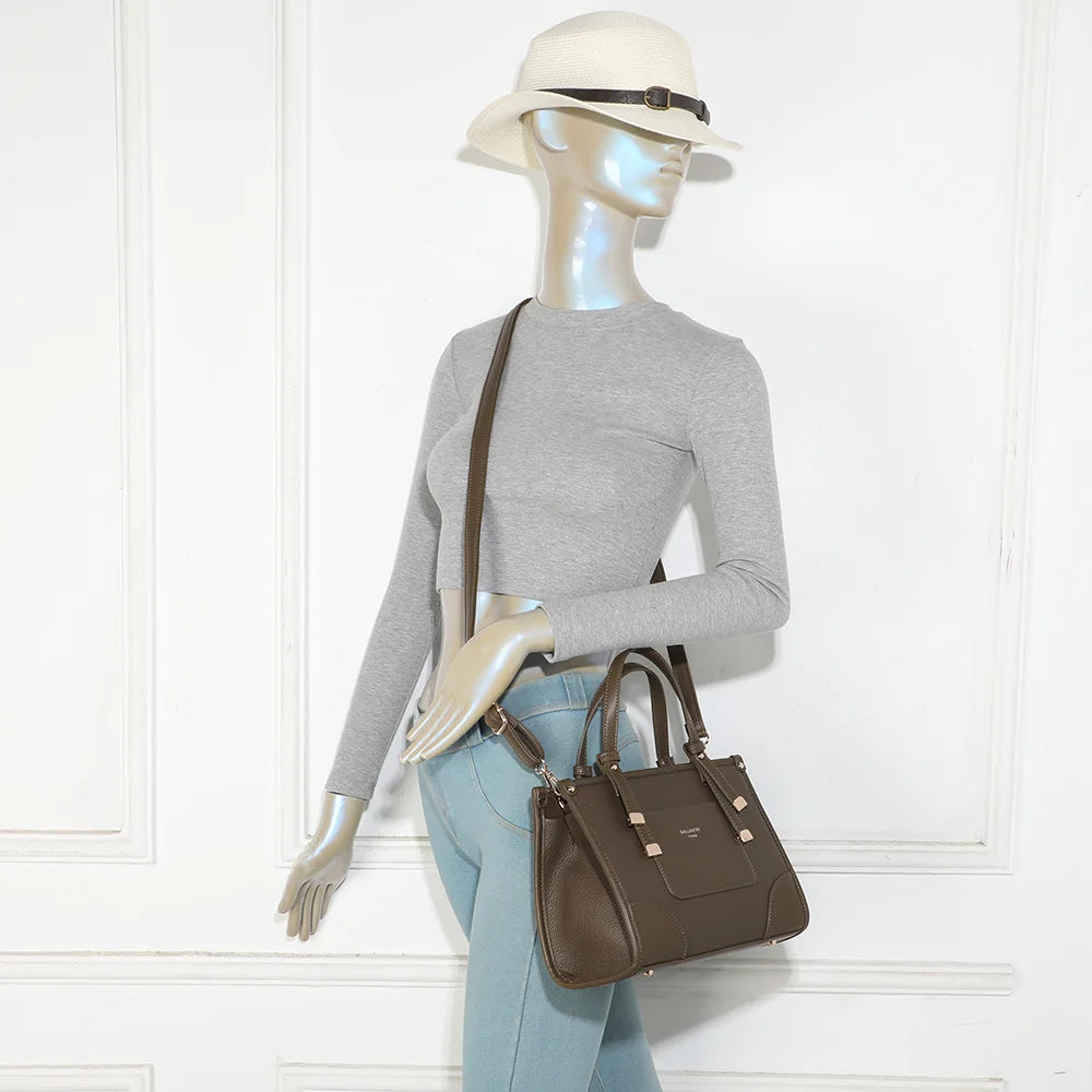 Sac à main femme Le Soranio vert foncé porté, format compact avec anses et bandoulière amovible – réf. R-2082