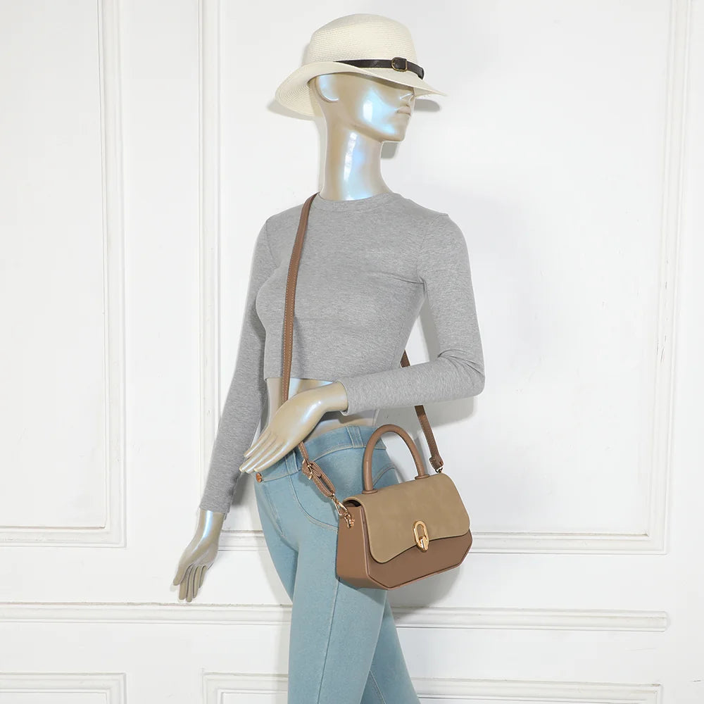 Sac à main femme Le Tervane taupe foncé porté, en bandoulière amovible ou à la main – réf. C-0185