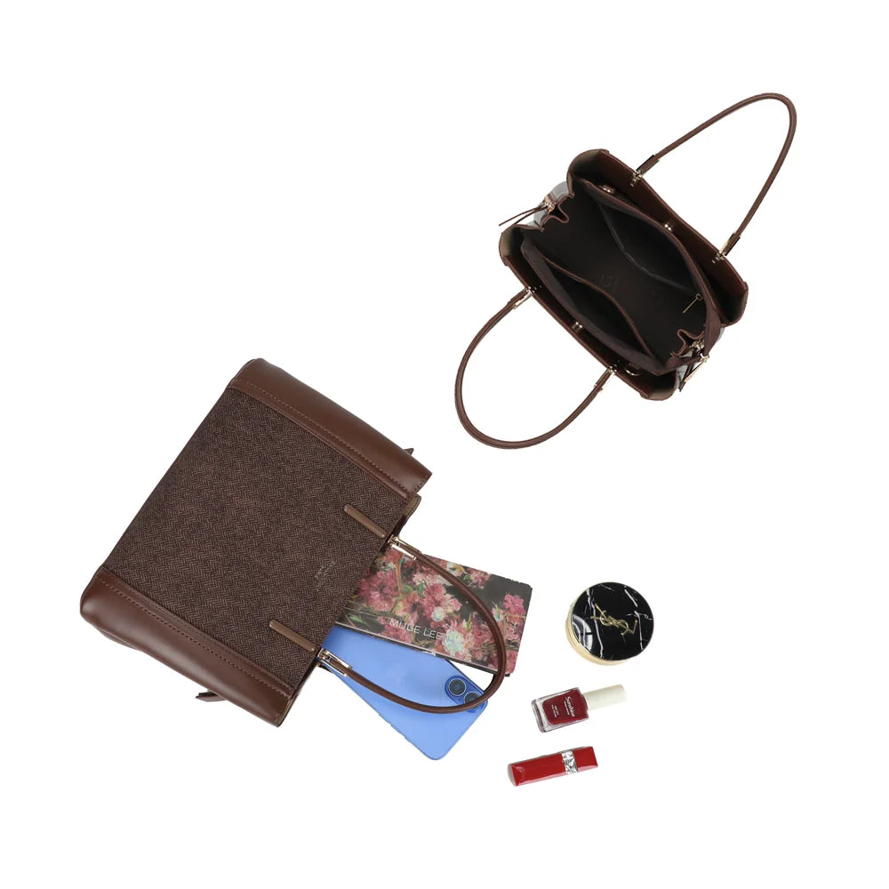 Intérieur du Valdora marron foncé organisé en plusieurs compartiments pour téléphone et essentiels – réf. G-7513