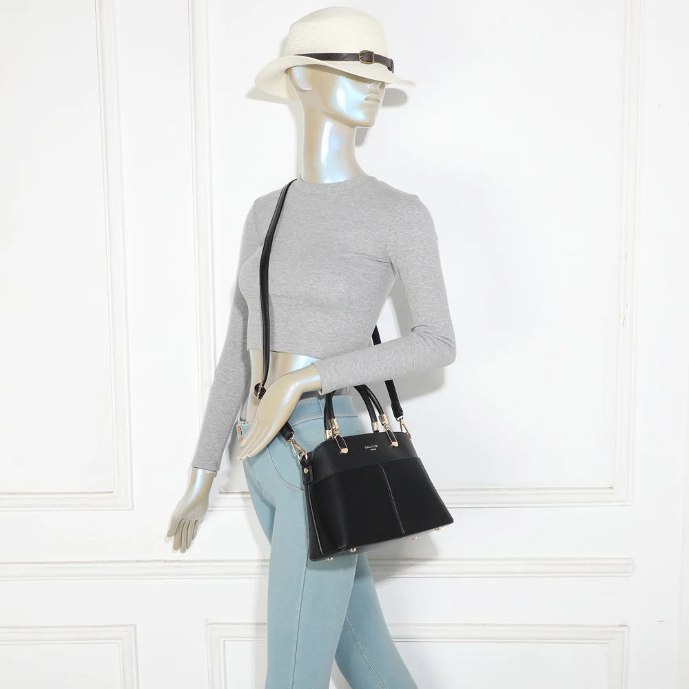 Sac à main femme Le Valmont noir porté à la main, format équilibré et élégant – réf. A-9177