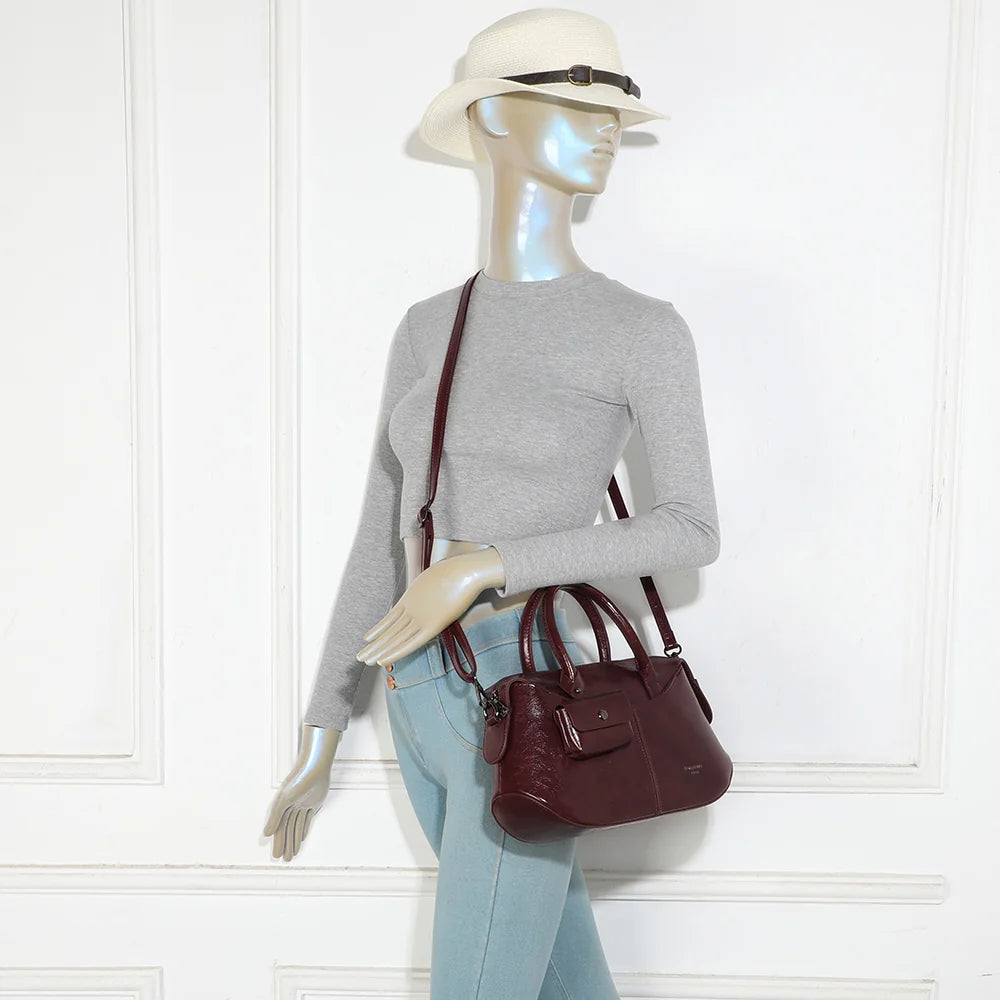 Le Vellino bordeaux porté par une femme, à la main ou avec sa bandoulière amovible à l’épaule – réf. LS-76001
