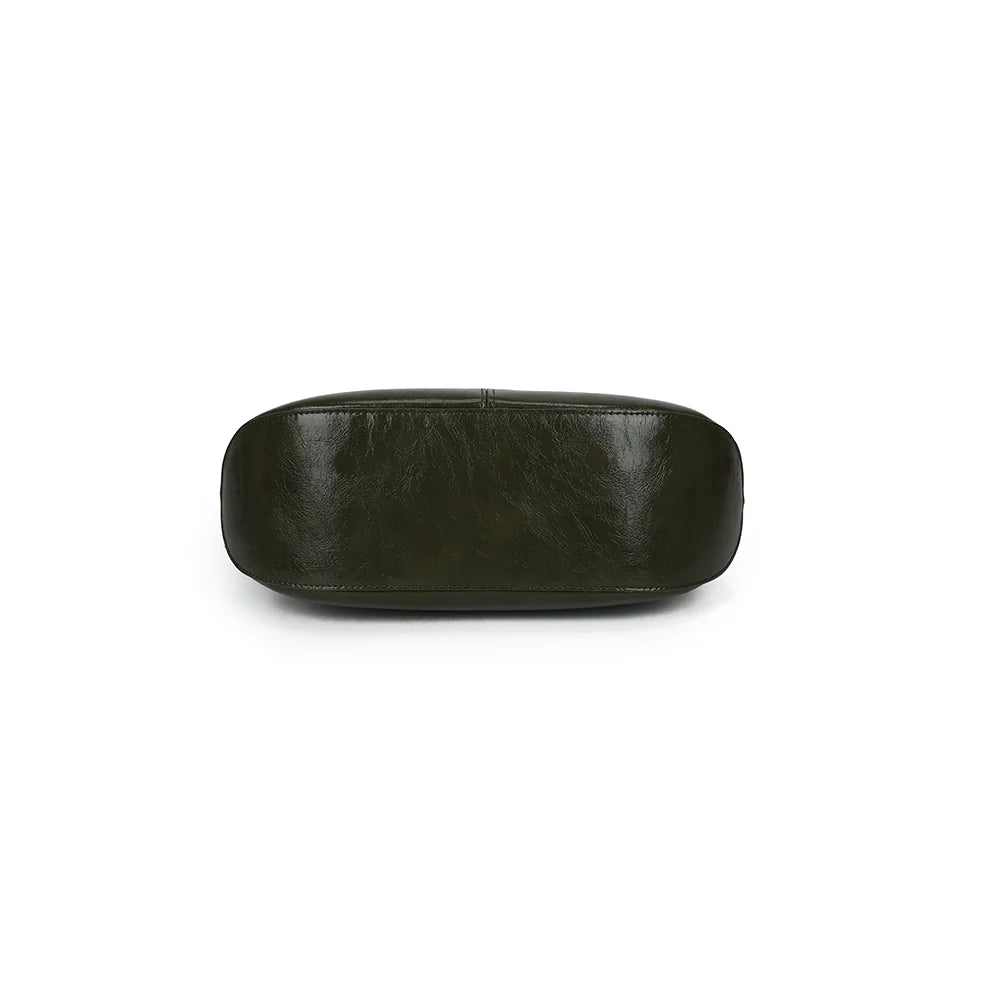 Dessous du Le Vellino vert foncé, vue de la base arrondie du sac en synthétique lisse – réf. LS-76001