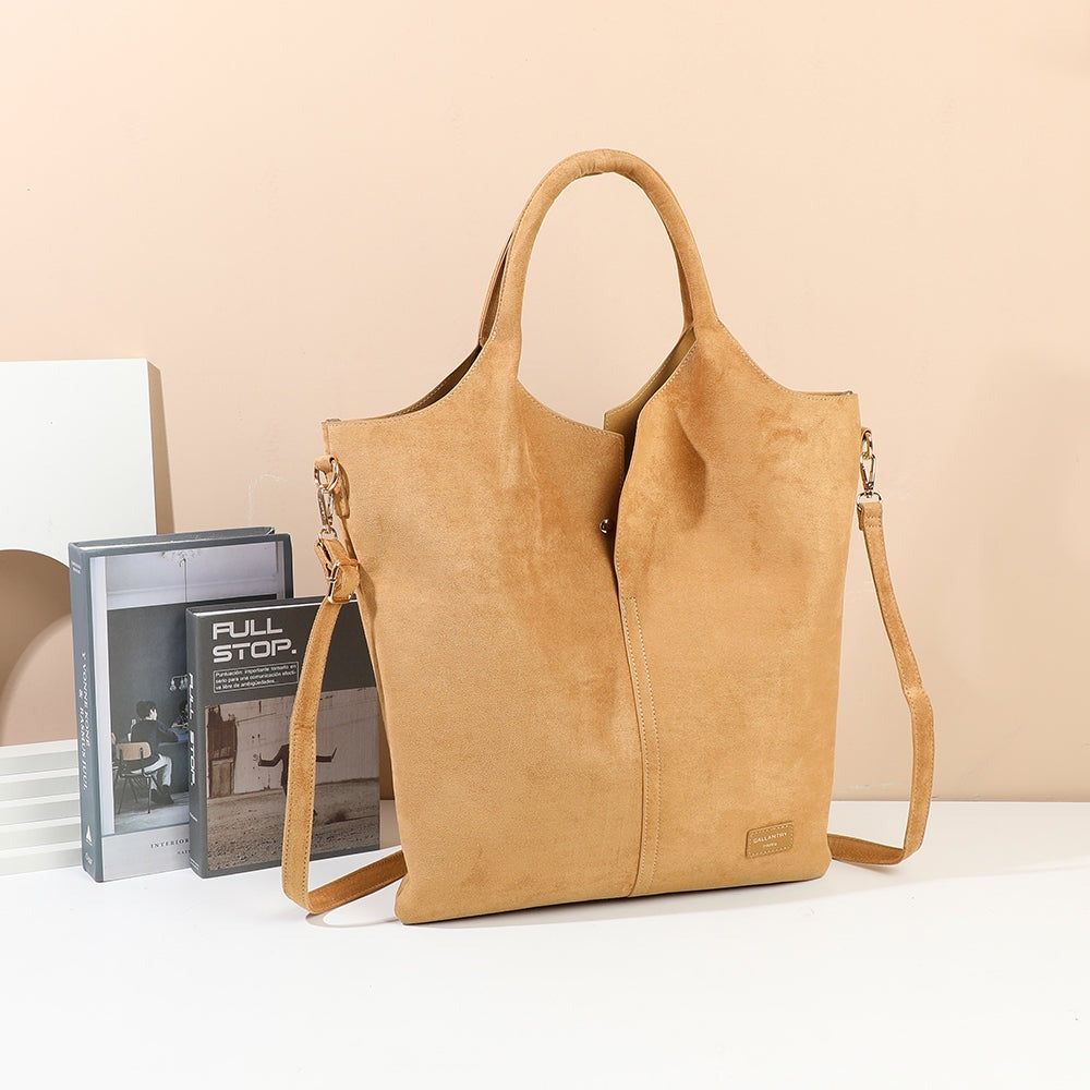Sac cabas Le Vertical Élancé Khaki en suédine mis en scène dans un décor d’intérieur – visuel d’ambiance créé avec l’IA – Gallantry Paris