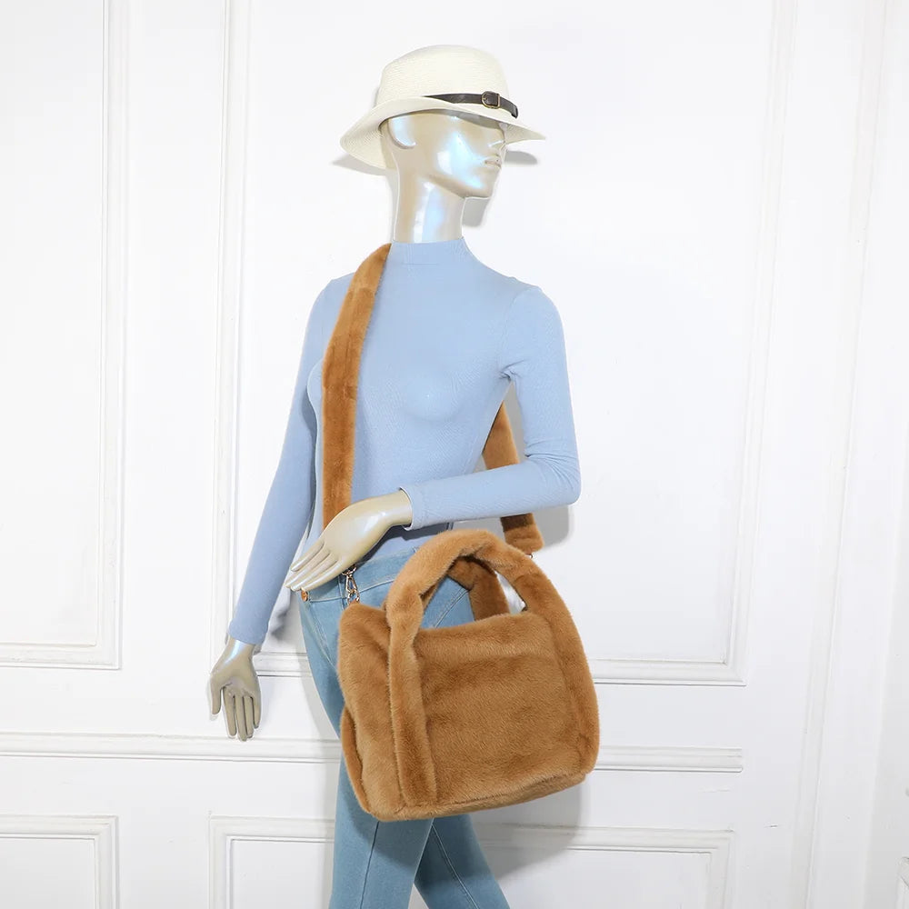 Sac Léona Douceur marron porté par une femme, avec sa bandoulière en peluche assortie