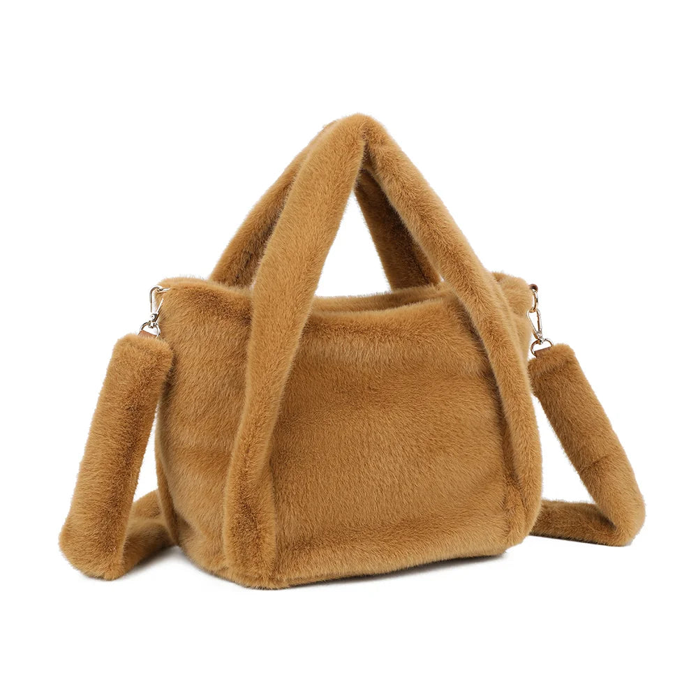 Léona Douceur marron de trois quarts : volume souple en peluche et mousquetons dorés de la bandoulière