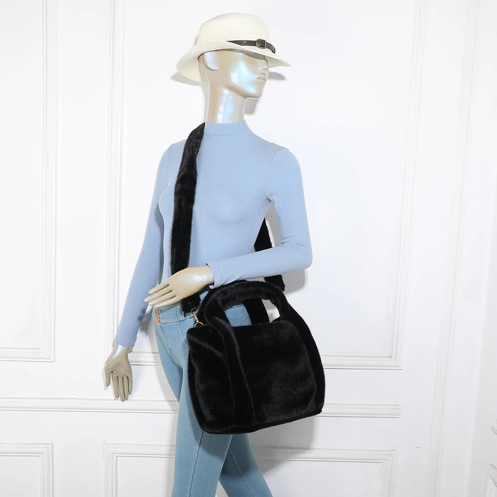 Sac Léona Douceur noir porté par une femme, avec sa bandoulière en peluche assortie