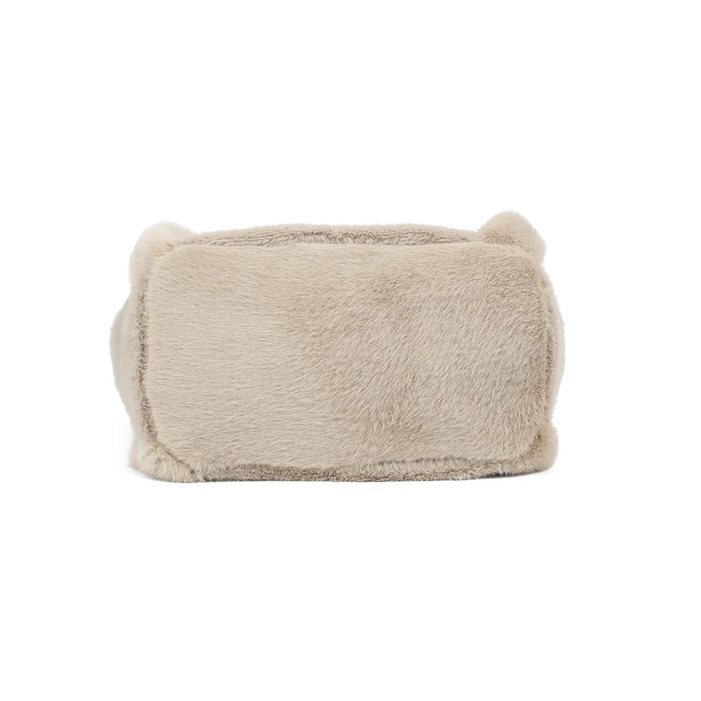 Vue du dessous du cabas Léona Douceur taupe, 28 cm de long sur 16 cm de profondeur