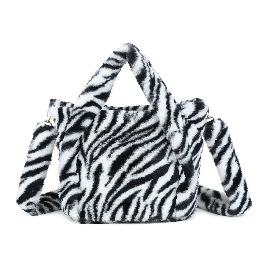 Dos du cabas Léona Douceur zebre, entièrement habillé de fourrure synthétique au toucher velouté