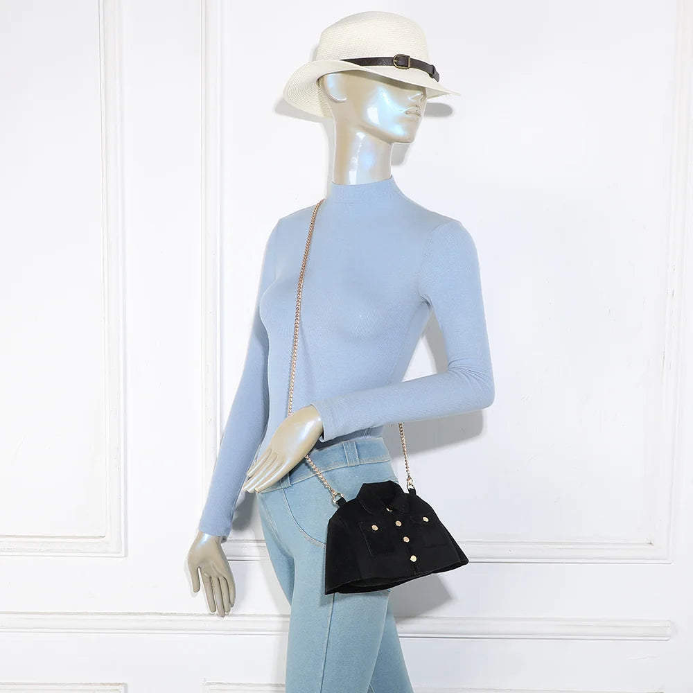 Sac Lily noir porté en bandoulière, chaîne dorée sur l’épaule et format veste compact – réf. R-2034