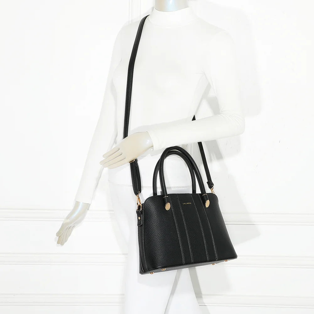 Sac Linéa noir porté par une femme, à la main ou à l’épaule avec sa bandoulière réglable – réf. KJ-62051