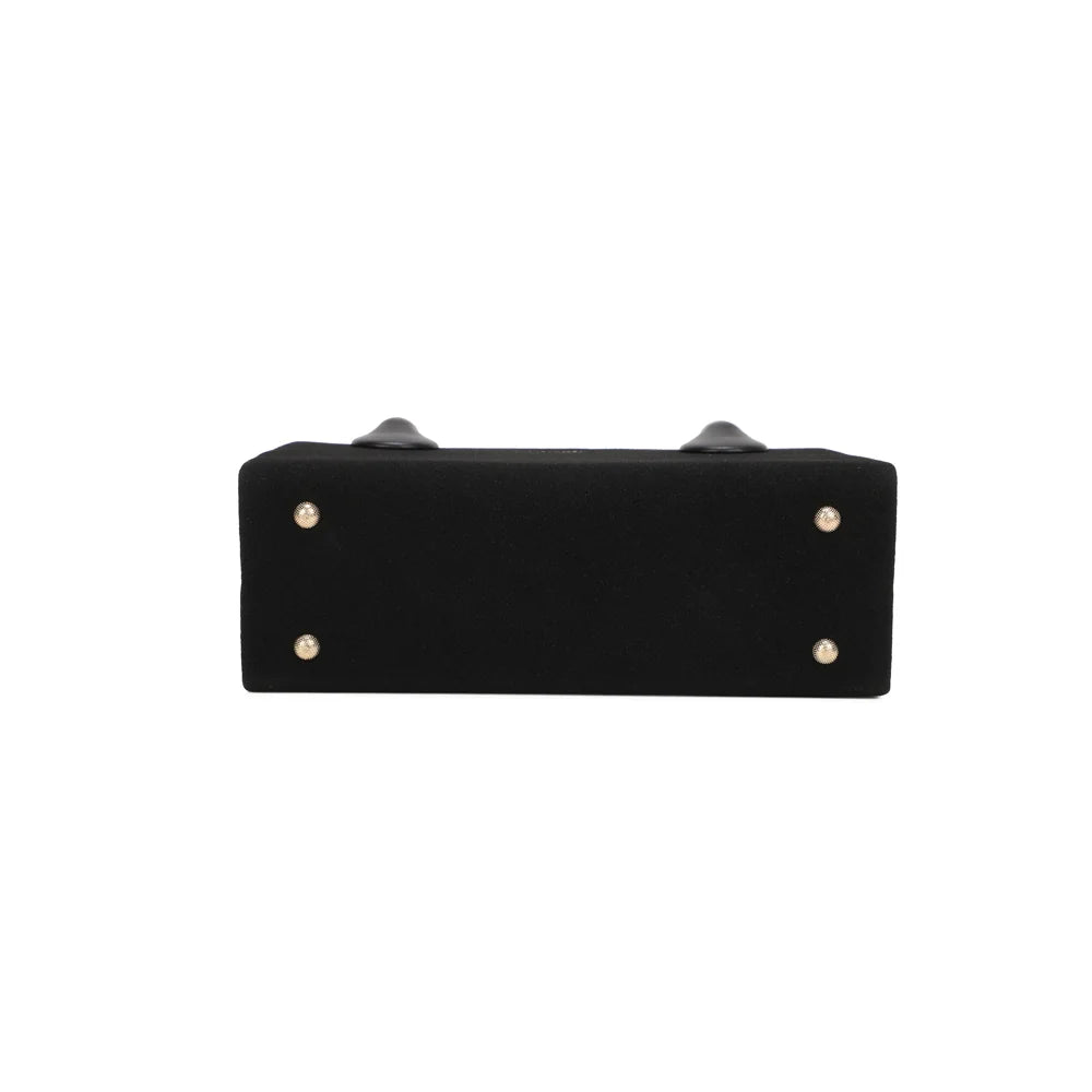 Base plate rectangulaire du sac Liora noir, qui lui permet de tenir droit une fois posé – réf. YL-26014-1