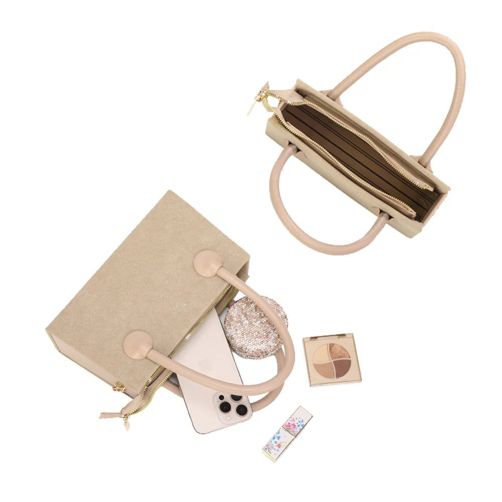 Intérieur du Liora taupe : compartiment zippé pour le téléphone, le maquillage et les petits essentiels – réf. YL-26014-1