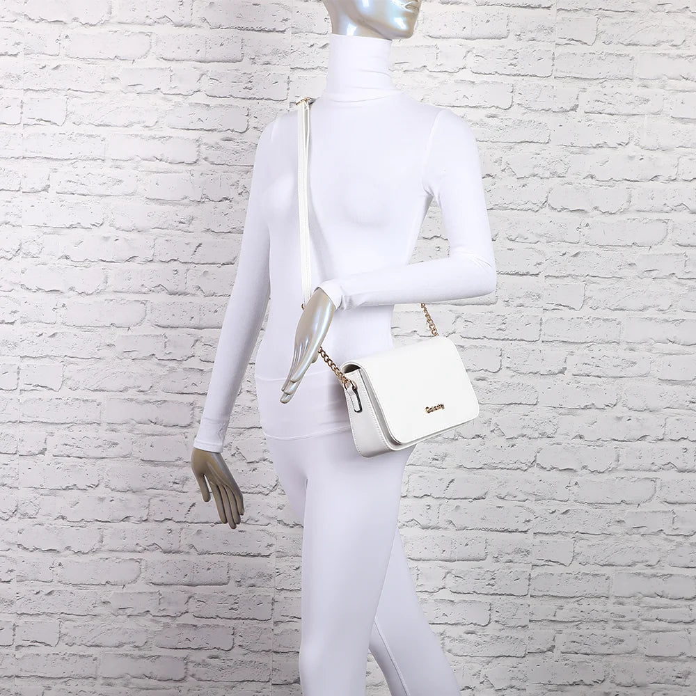 Sac Lisa blanc porté par une femme en bandoulière, sa chaîne dorée mise en valeur sur la silhouette – réf. C-7097