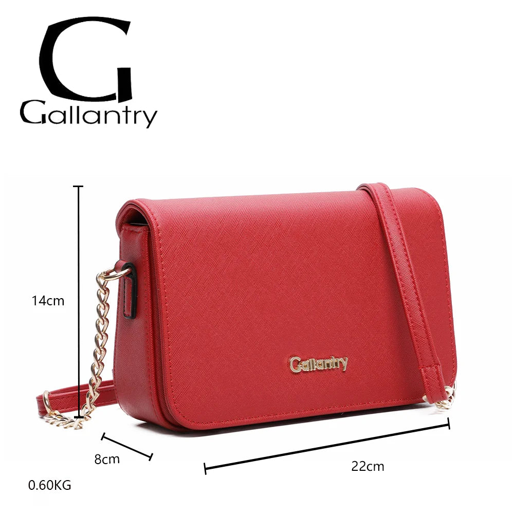 Dimensions de Lisa rouge : 22 × 8 × 14 cm pour 0,60 kg, bandoulière chaîne dorée incluse – réf. C-7097