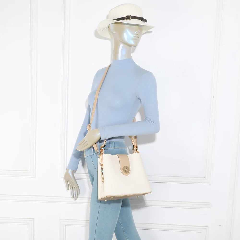 Sac à main Luma beige/taupe porté par une femme, à la main ou en bandoulière ajustable – réf. A-9146