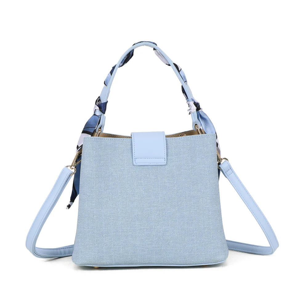 Dos du sac Luma bleu clair en toile tissée à chevrons, avec son anse drapée de foulard imprimé – réf. A-9146