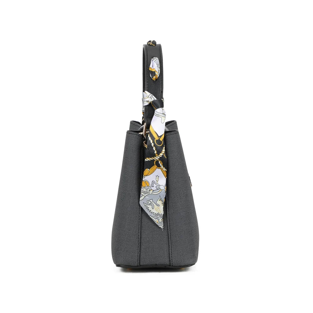 Profil du sac Luma noir : 12 cm de profondeur et anneaux métalliques dorés d’attache – réf. A-9146