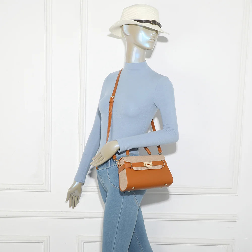 Sac Lysia marron porté par une femme, à la main ou avec sa bandoulière amovible – réf. YL-26007