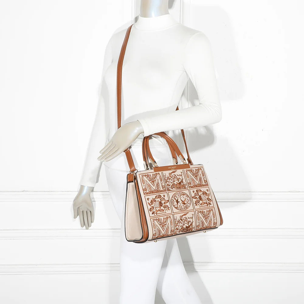 Sac Margaux marron porté par une femme, à la main ou à l’épaule avec sa bandoulière – réf. DQ-8698
