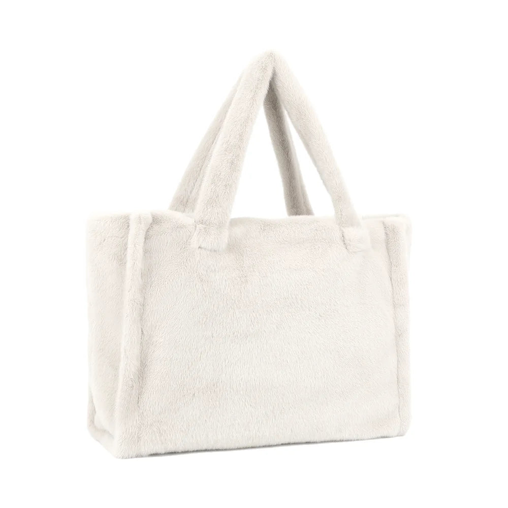 Mélya beige de trois-quarts : volume du cabas en fausse fourrure et soufflets latéraux – réf. DG-5802
