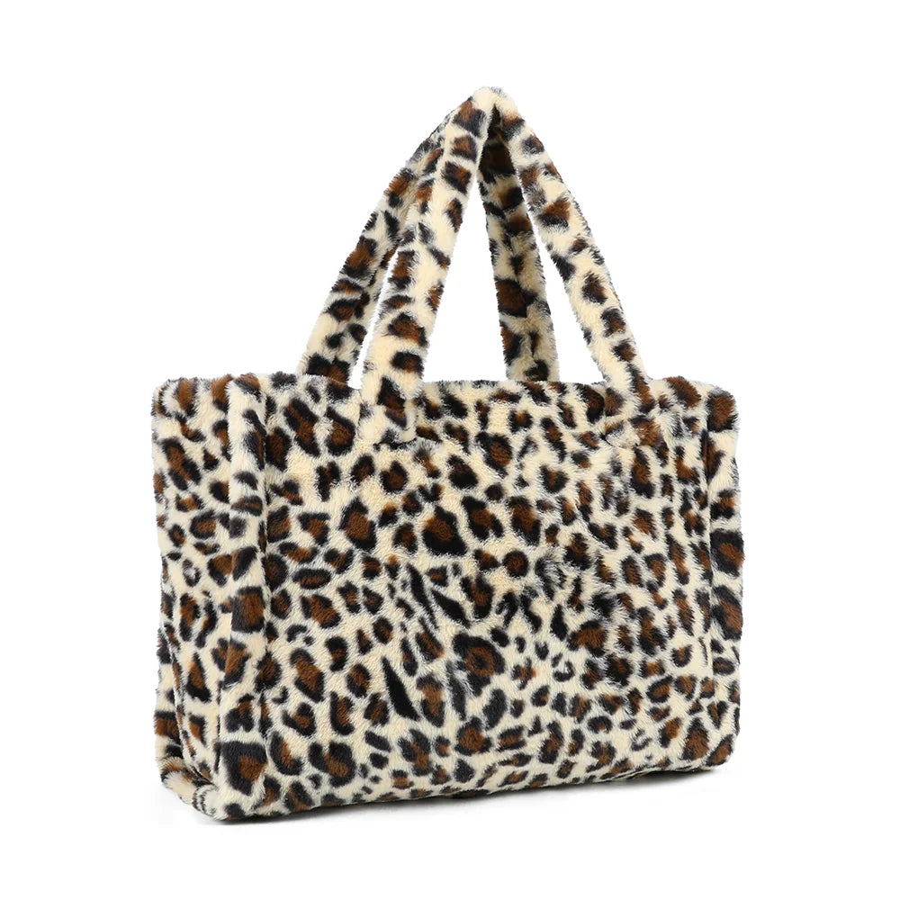 Mélya l.leopard de trois-quarts : volume du cabas en fausse fourrure et soufflets latéraux – réf. DG-5802