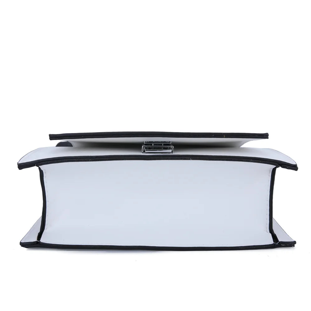 Dessous du Mignonne blanc : base du petit sac à main de 20 × 7 cm en synthétique lisse – réf. R-1551