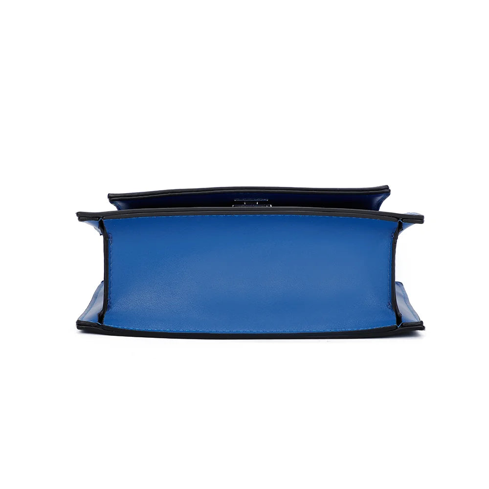 Dessous du Mignonne bleu : base du petit sac à main de 20 × 7 cm en synthétique lisse – réf. R-1551