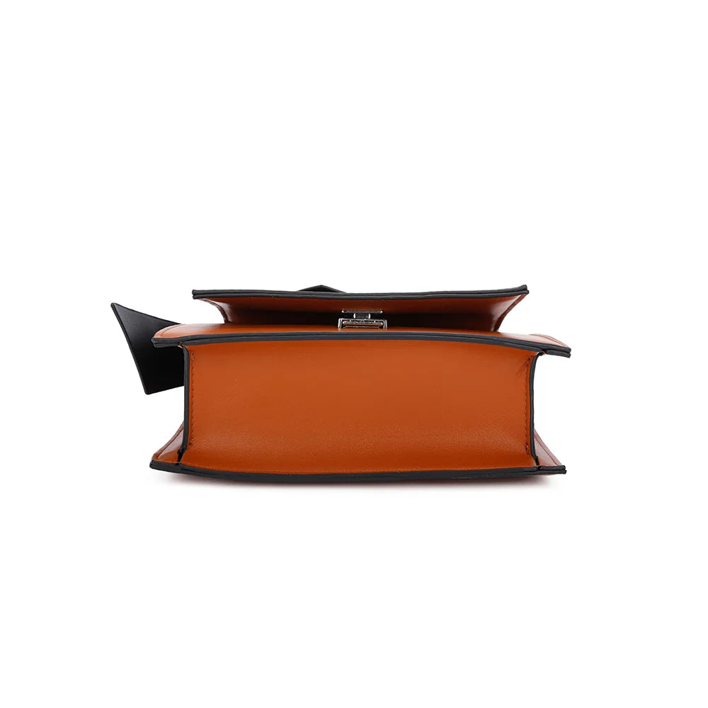 Dessous du Mignonne camel : base du petit sac à main de 20 × 7 cm en synthétique lisse – réf. R-1551