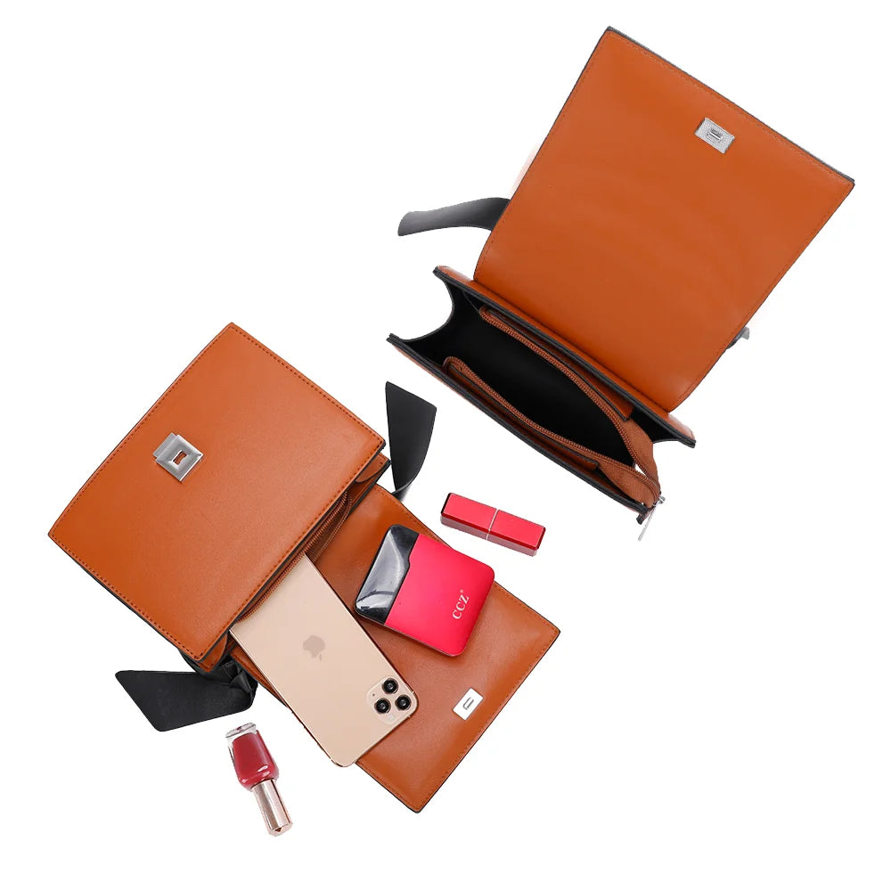 Intérieur du Mignonne camel : fermoir tournant argenté, compartiments, smartphone et rouge à lèvres – réf. R-1551