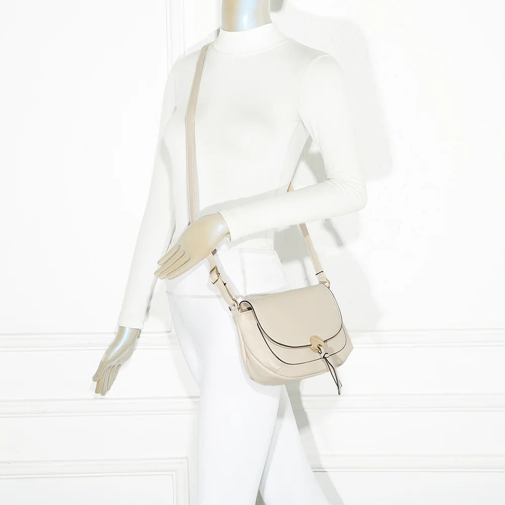 Sac Mira beige porté par une femme, à l’épaule grâce à sa bandoulière réglable – réf. Z-83082