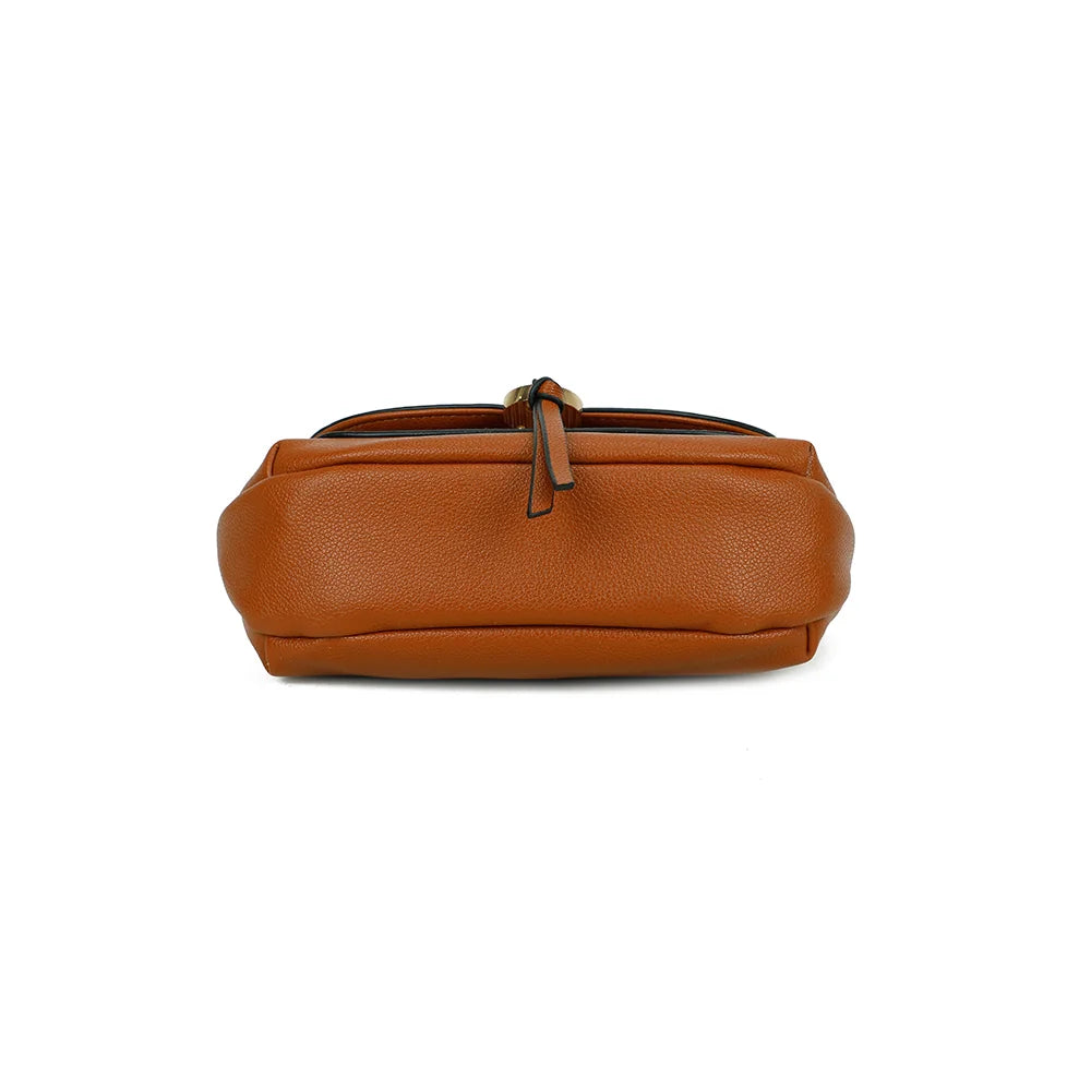 Dessous du sac Mira camel : base souple en simili cuir grainé, finitions soignées – réf. Z-83082