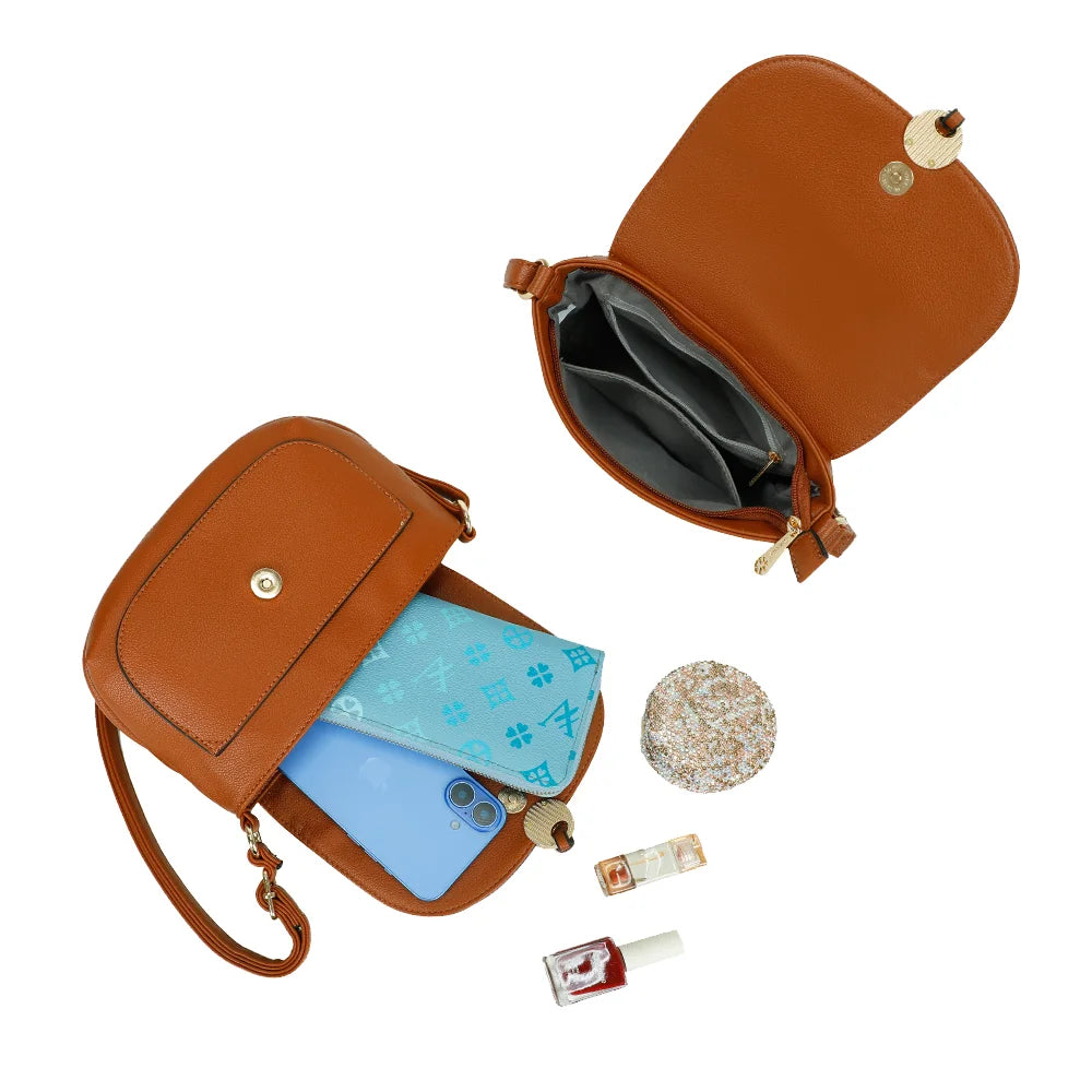 Intérieur du Mira camel : rabat aimanté, doublure synthétique et plusieurs compartiments – réf. Z-83082