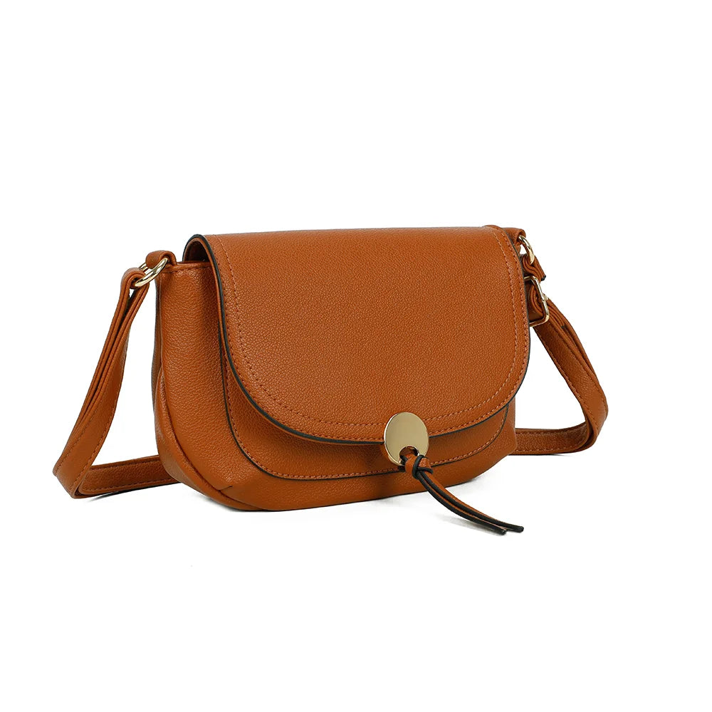 Mira camel vu de trois-quarts : silhouette douce, rabat arrondi et bandoulière réglable – réf. Z-83082