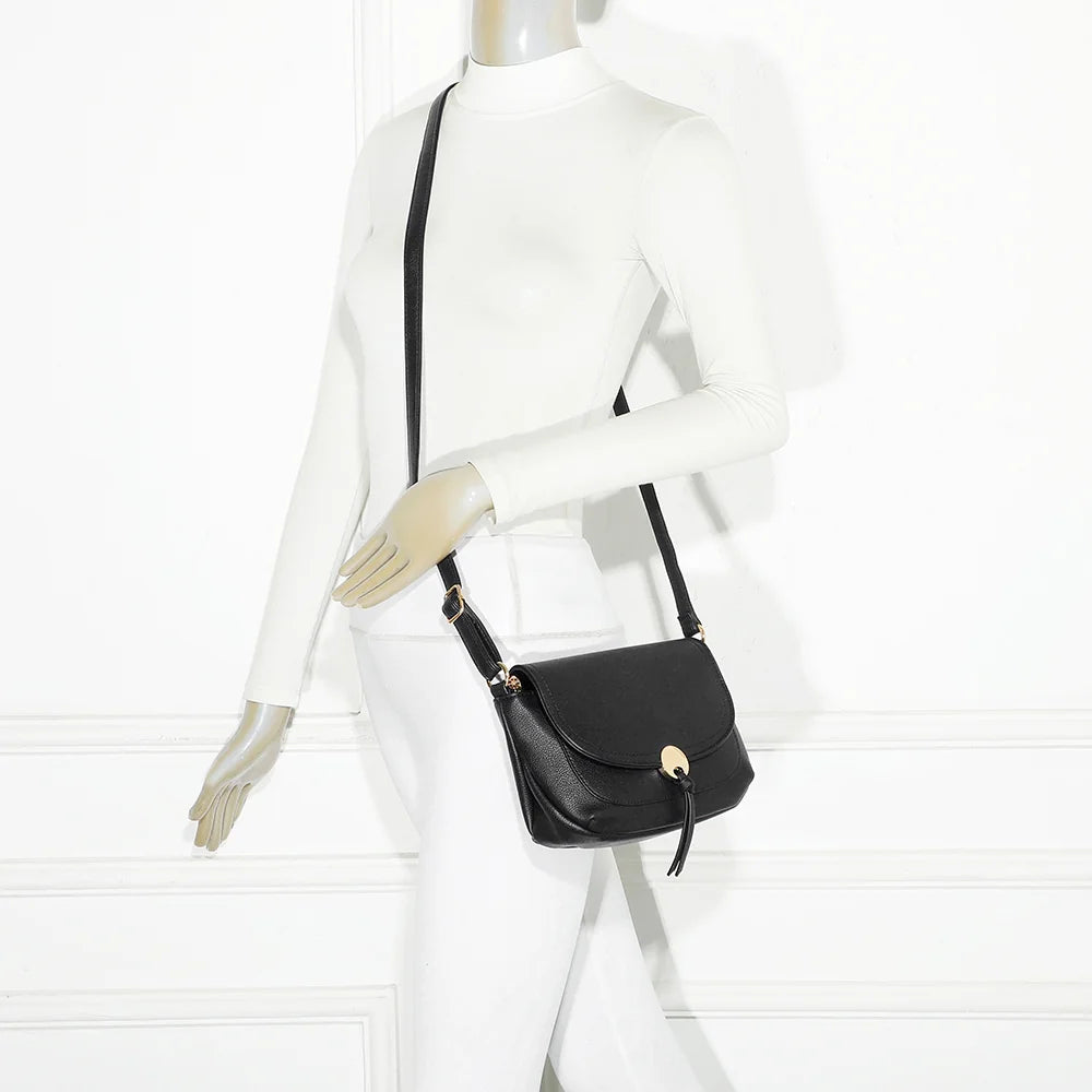 Sac Mira noir porté par une femme, à l’épaule grâce à sa bandoulière réglable – réf. Z-83082