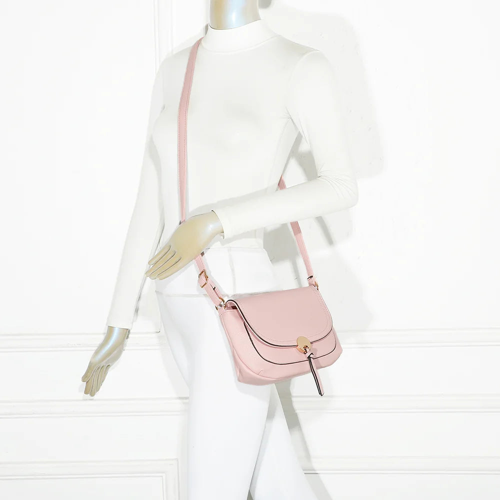 Sac Mira rose porté par une femme, à l’épaule grâce à sa bandoulière réglable – réf. Z-83082