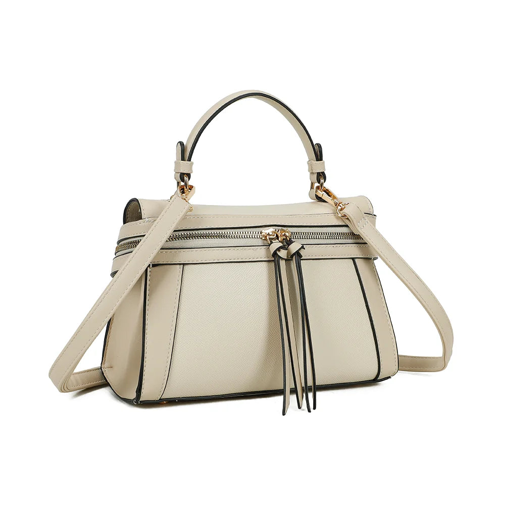 Naya beige vu de trois-quarts : silhouette structurée, poignée main et quincaillerie dorée – réf. KJ-62055