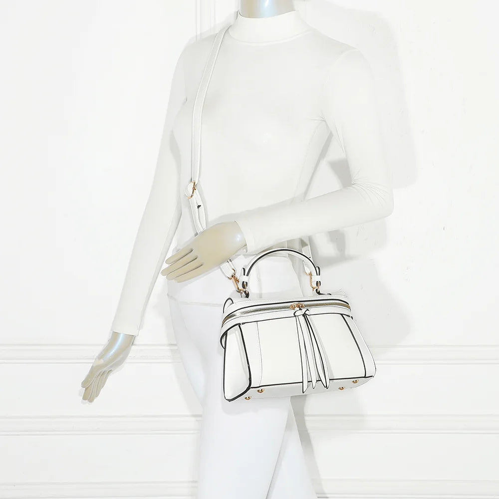 Sac à main femme Naya blanc porté, à la main ou en bandoulière grâce à sa sangle amovible – réf. KJ-62055